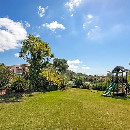 Sleeps 15 Pool Air Con