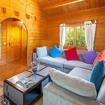Sleeps 15 Pool Air Con 别墅